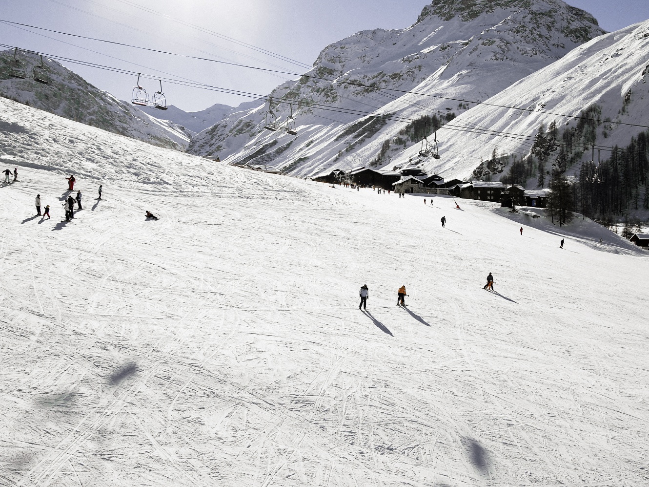 雪地上有一群人在山上 AI 生成的内容可能不正确。