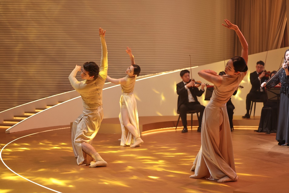 男人和女人在跳舞

AI 生成的内容可能不正确。