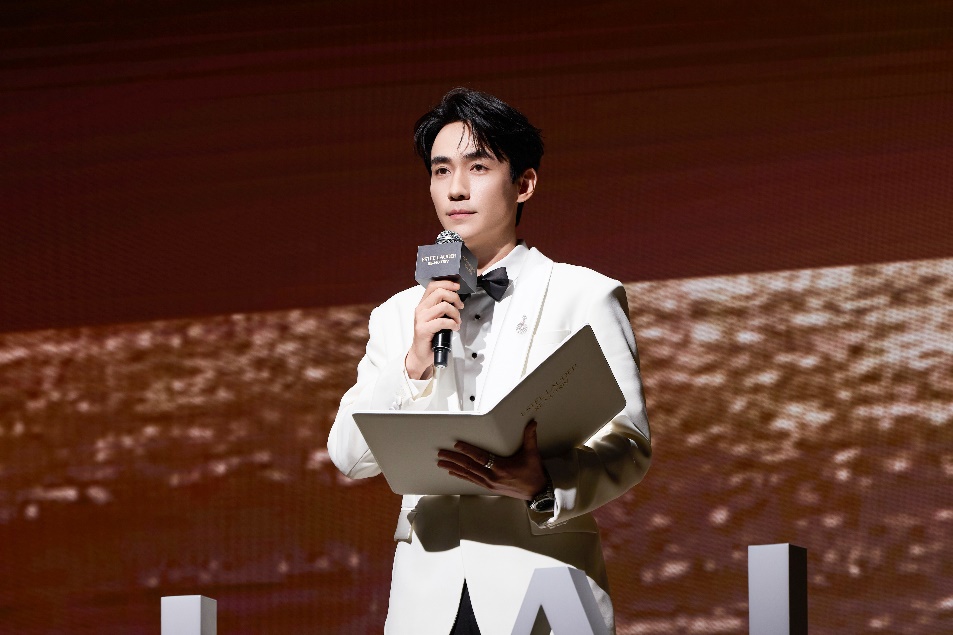 图片包含 前, 男人, 桌子, 标志

AI 生成的内容可能不正确。