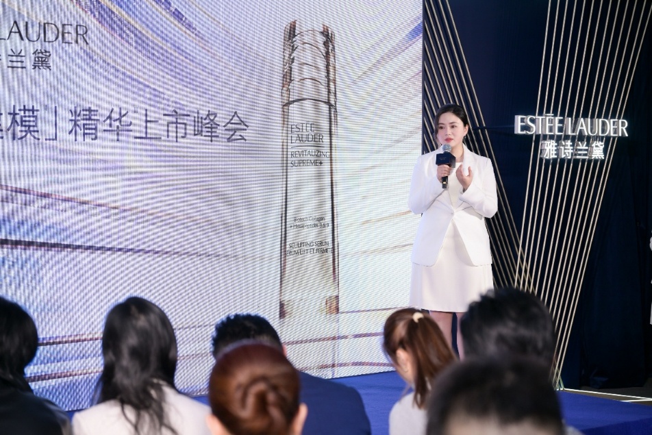 一群人在台上拿着麦克风 AI 生成的内容可能不正确。