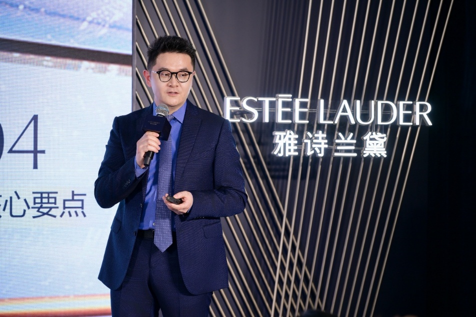 围栏里站着穿西装的男子 AI 生成的内容可能不正确。