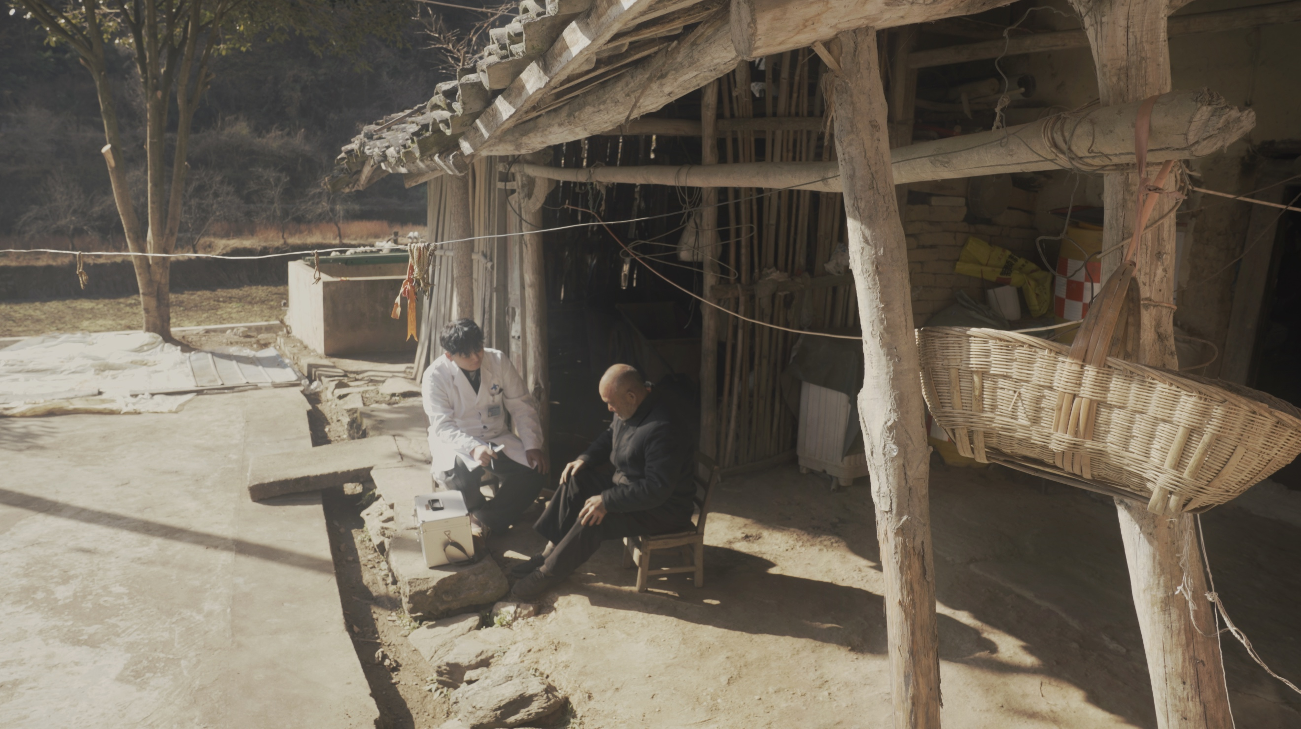 秦岭深处，“00后”村医和他的“云药房”  秦岭深处的“00后”村医