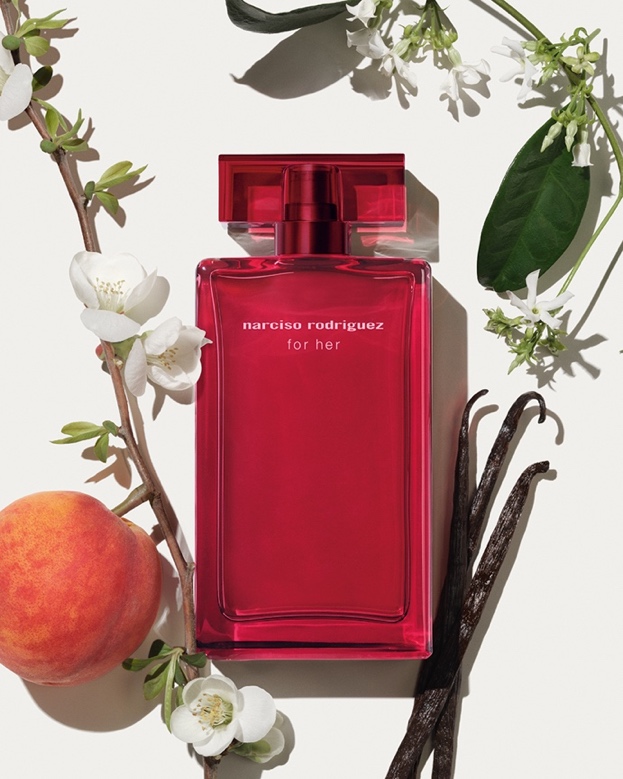 桌子上的花瓶里插着红色的花 AI 生成的内容可能不正确。