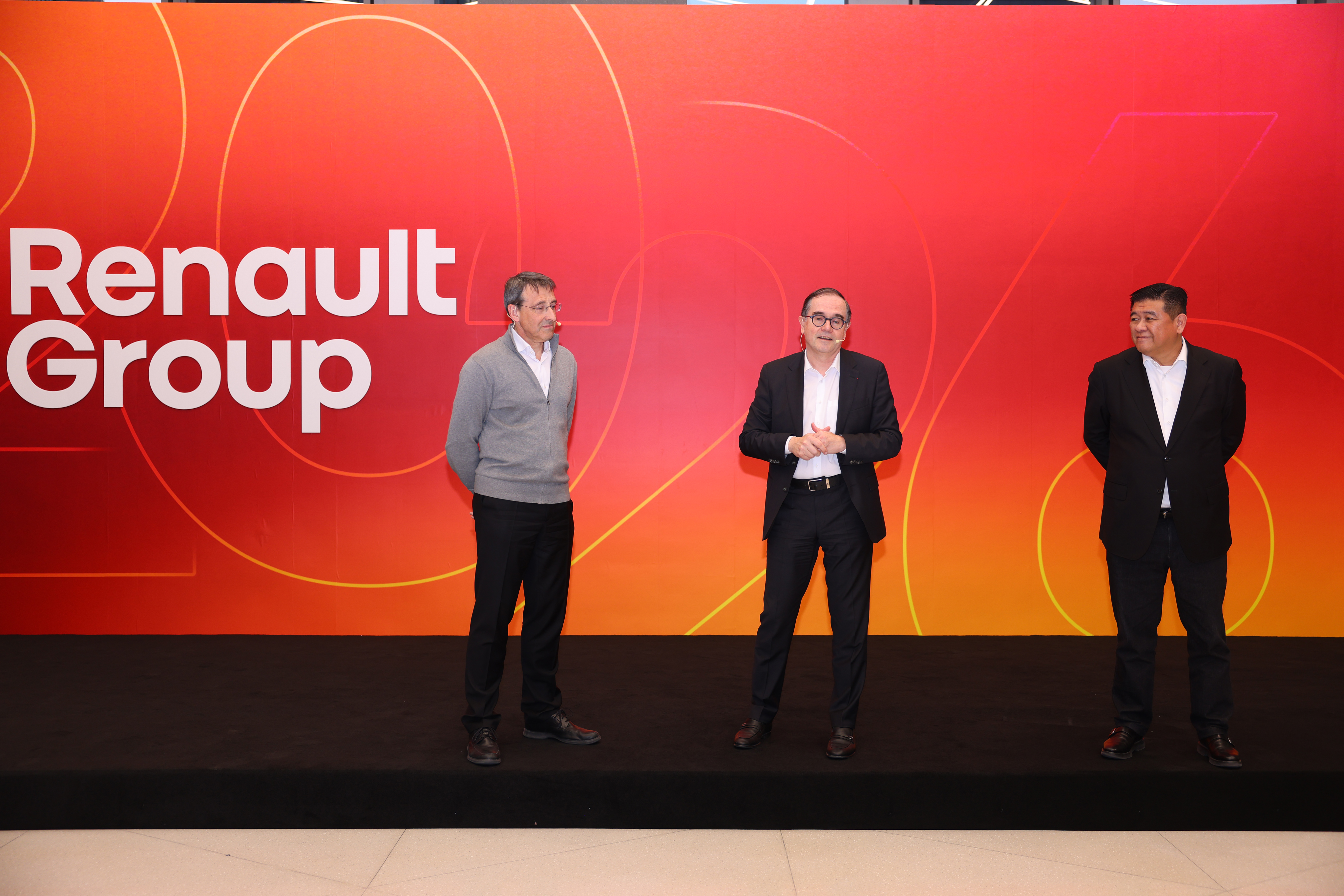 一張含有 服裝, 男人, 西裝, 人員 的圖片

AI 產生的內容可能不正確。