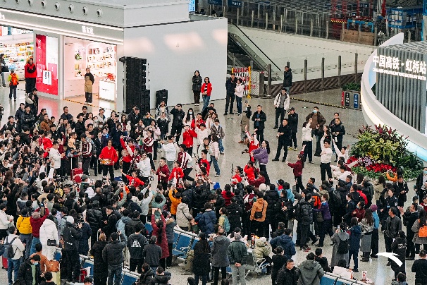 安踏于虹桥火车站呈现“奔马迎春，马上回家”新春音乐快闪  以《天马行空 2026》奏响归途温暖序曲