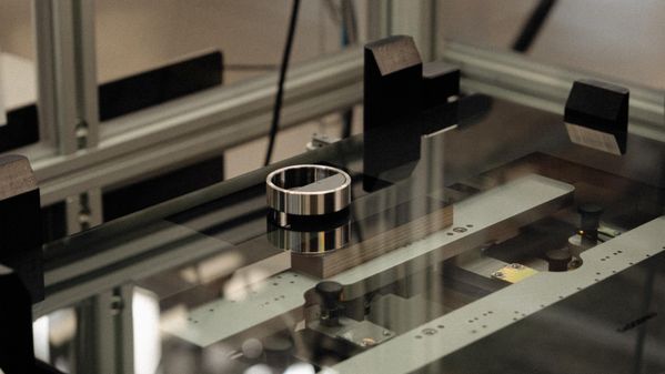 Gaggenau 烤箱门与控制环在 Lipsheim 组装。