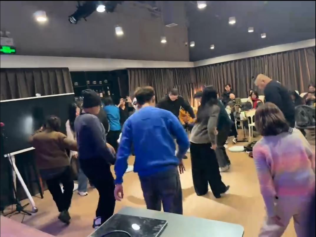 隔空弹琴、即兴共舞：这场音乐会把舞台交给所有人