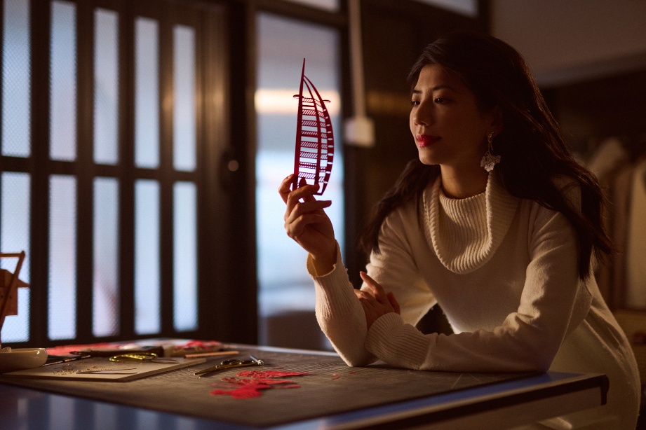 A person holding a red object

AI-generated content may be incorrect.