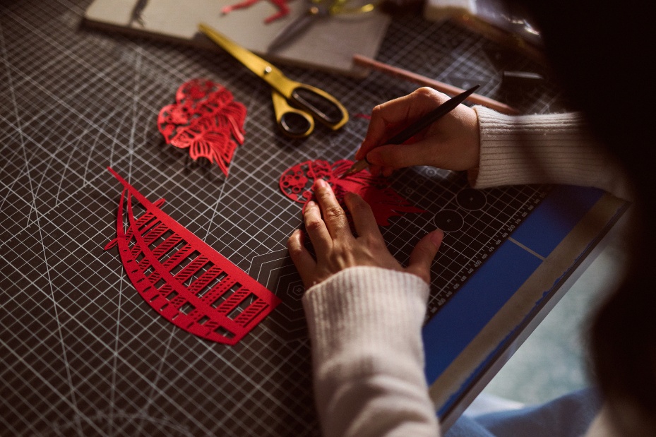 A person cutting out paper on a mat

AI-generated content may be incorrect.