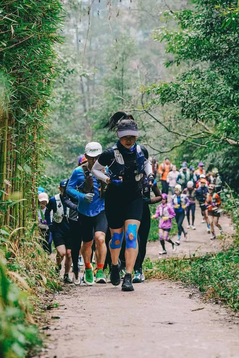 一群人在森林里走
AI 生成的内容可能不正确。