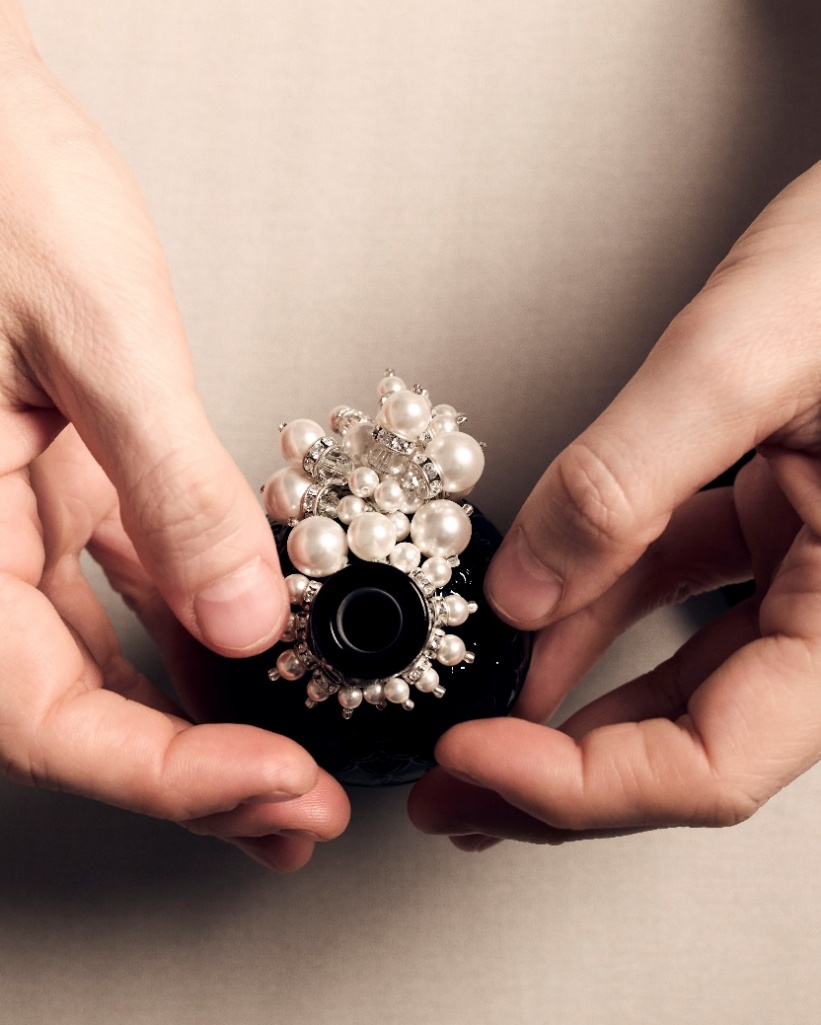 手上拿着照相机

AI 生成的内容可能不正确。