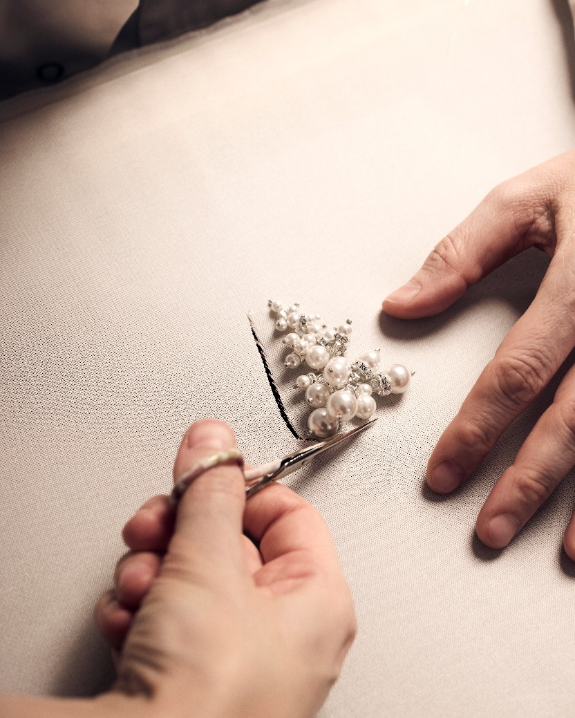 手上拿着纸

AI 生成的内容可能不正确。