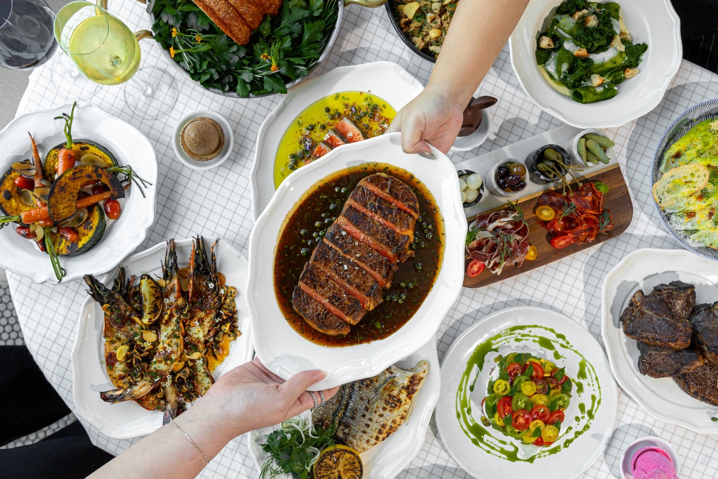 曼谷 The Standard Grill 餐厅推出复活节盛宴