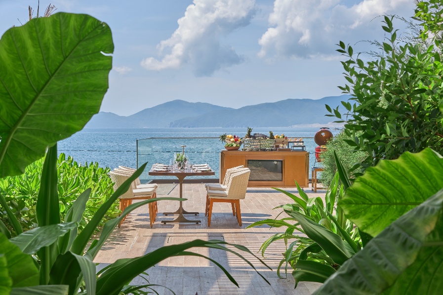 A table and chairs on a deck overlooking a body of water

AI-generated content may be incorrect.