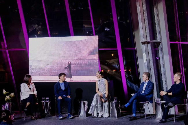 人在舞台上表演的几个人 AI 生成的内容可能不正确。