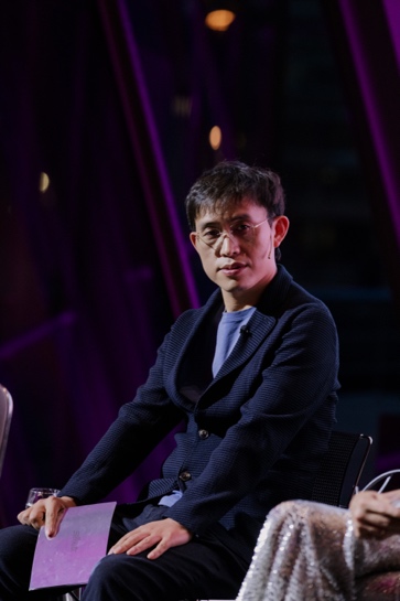 人在台上表演 AI 生成的内容可能不正确。