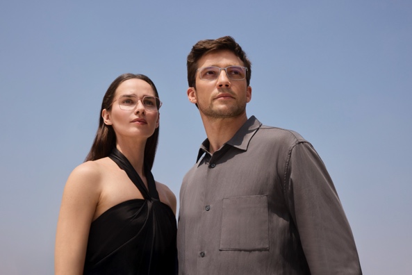 男人和女人站在一起 AI 生成的内容可能不正确。