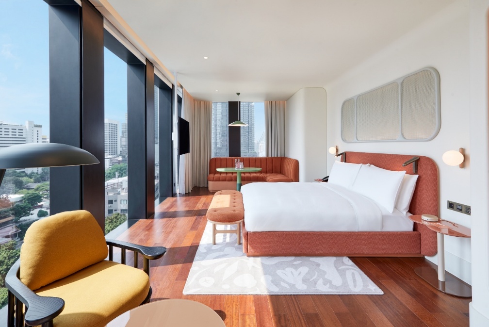 A room with a bed and a table

AI-generated content may be incorrect.