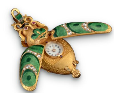 Une image contenant Accessoire de mode, horloge, Bijoux, pendentif Le contenu généré par l’IA peut être incorrect.